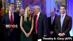 SHBA: Ish-Presidenti amerikan Donald Trump, bashkë me vajzën e tij Ivanka, dy djemtë, Donald Junior dhe Eric si dhe Allen Weisselberg, zyrtari kryesor i financave në kompaninë Trump. (Foto ilustruese)