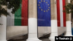 Трите гилотини на Ив