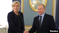 Ruski predsjednik Vladimir Putin se rukuje sa Marine Le Pen, predsjedničkom kandidatkinjom ispred Francuskog nacionalnog fronta, Moskva, mart 2017. 