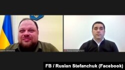 რუსლან სტეფანჩუკი, უკრაინის რადის თავმჯდომარე (მარცხნივ) და შალვა პაპუაშვილი, საქართველოს პარლამენტის თავმჯდომარე (მარჯვნივ).