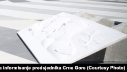 Spomen-ploča Vladimir i Kosara izbliza, Bar, 13. april 2022.