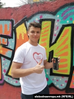 Средношколецот Коста Белевски