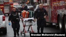 Personeli i emergjencave shihet pranë stacionit të metrosë në Bruklin të Nju Jorkut. 12 prill 2022.
