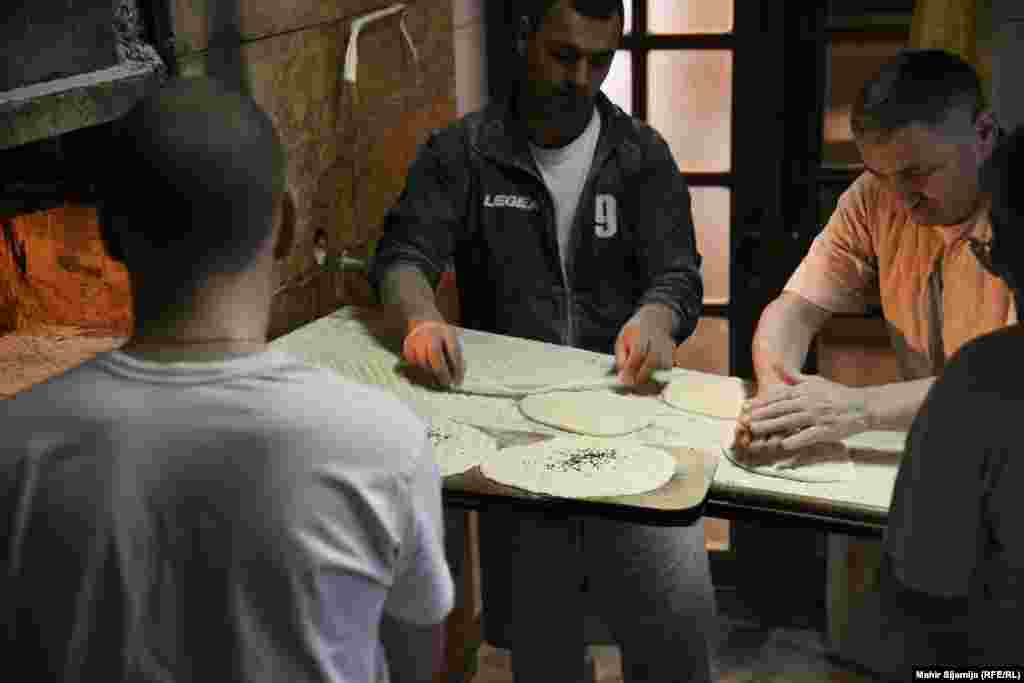 Najveće gužve su pred pekarom u starom dijelu Sarajeva, u kojoj se somuni prave već 90 godina.