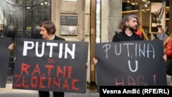 Aktivistkinje i aktivisti "Žena u crnom" sa transparentima na performansu protiv rata u Ukrajini u Beogradu, 13. april 2022.