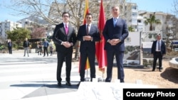 Predsjednik S. Makedonije Stevo Pendarovski (lijevo) i Crne Gore Milo Đukanović (desno), te predsjednik Opštine Bar Dušan Raičević (u sredini) na uručenju spomen-ploče Vladimir i Kosara (ispod), Bar, 13. april 2022.