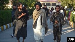 Șeful taliban al serviciilor de informații din Nangarhar, Dr. Bashir (centru), în incinta centrului de informații din Jalalabad , 12 decembrie 2021