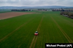 Műtrágyát szórnak ültetvényre Frankfurt közelében 2022. április 4-én