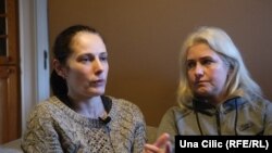 Lilia Chebotarova, 39 vjeçe, dhe motra e saj, Tatiana Piman 46 vjeçe. Varshavë, Poloni 10 prill 2022.