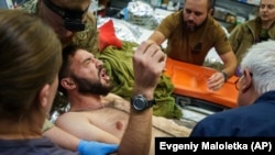 Ukrajinski vojni ljekari pružaju pomoć povrijeđenom vojniku, oblast Donjecka, Ukrajina, 24. septembra 2024.