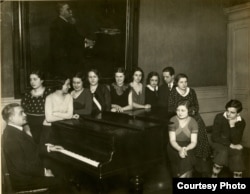 Victor Staub și elevii săi în 1931-1932 (Foto: prin curtoazia lui Frédéric Gaussin)