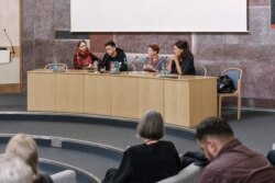 არტიომ ლოსკუტოვი (მარცხნიდან მეორე)