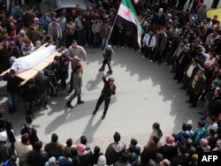 Sirijci oplakuju nastradale, 23. veljače 2012.