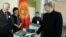 Президент Кыргызстана Алмазбек Атамбаев голосует на референдуме. Бишкек, 11 декабря 2016 года. 