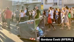 Učesnici protesta su, nakon okupljanja i govora na platou ispred Filozofskog fakulteta, pošli u šetnju centralnim ulicama Beograda, 2. jul 2025.