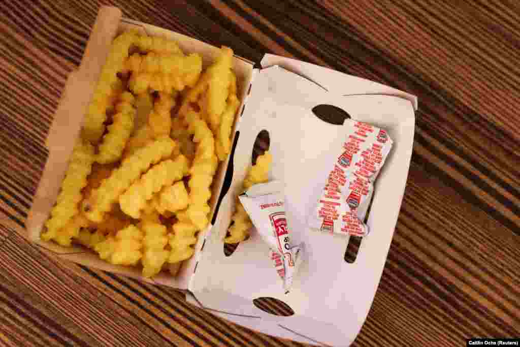 Egy New York-i étteremben kis adag sült krumplit kínálnak az oltás után.