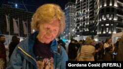 "Ovaj most je za mene važan i emotivno i praktično. Kako ću ja da idem u Zemun", rekla je Milica Jakovljević iz Zemuna, dok je tokom protesta zapalila sveću za nastradale u nesreći u Novom Sadu.