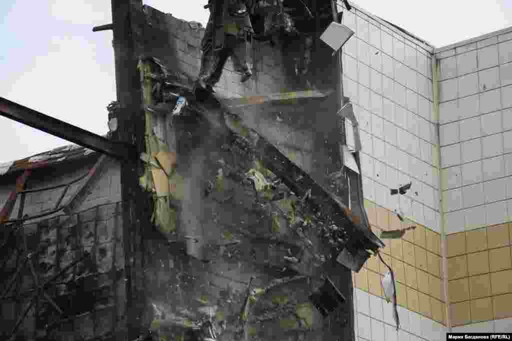 Разбор начали со стороны развлекательного центра, как раз с того места, где начался пожар. 