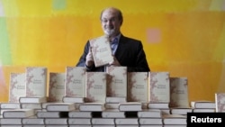 Рушди на представянето на автобиографичната си книга "Джоузеф Антон" в Берлин, 2012 г.