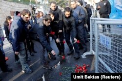 Cveće za žrtve napada