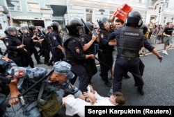 Policija privodi demonstrante tijekom prosvjeda u Moskvi zbog najavljenog pomijeranja granice za penziju, septembar 2018