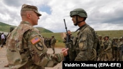 Një ushtar amerikan duke biseduar me një pjesëtar të FSK-së.