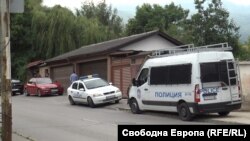 Полицейски коли са блокирали входа на къщата на Илия Златанов в кв. "Симеоново" във вторник вечерта