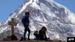 უცხოელი ტურისტები ყაზბეგში