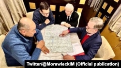 Janez Janša szlovén, Mateusz Morawiecki lengyel miniszterelnök, Jarosław Kaczyński lengyel miniszterelnök-helyettes és Petr Fiala cseh miniszterelnök utazik vonattal Kijevbe 2022. március 15-én