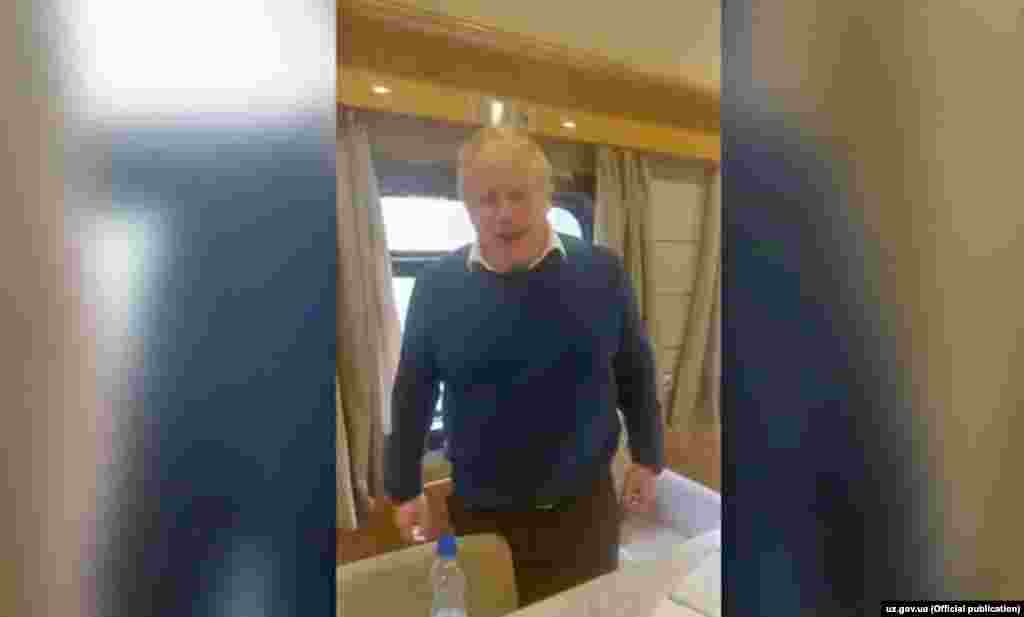 Pillanatkép egy videófelvételből, amelyen Boris Johnson brit miniszterelnök látható, amint április 9-én Kijevbe tart. Johnson szerint az ukrán vasutasok vasemberek, akik a háborús veszélyek ellenére is biztosítják a vonatközlekedést