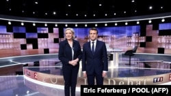 Marine Le Pen és François Macron egy 2017-es francia elnökválasztási tévévita előtt