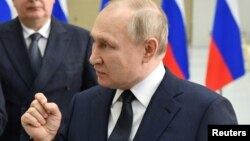 Președintele rus Vladimir Putin vorbind la Cosmodromul Vostochni din provincia Amur, Rusia, 12 aprilie 2022.