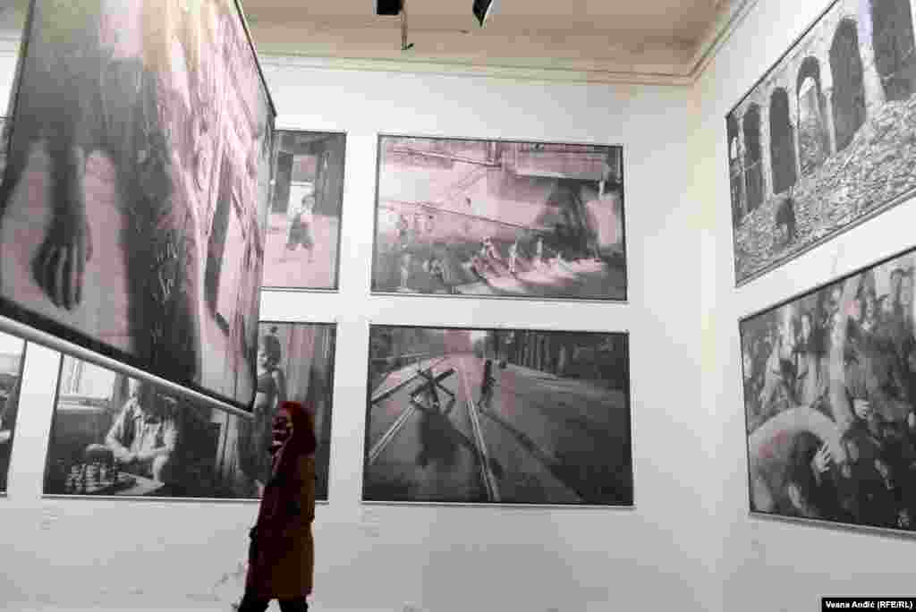 Izložba u Beogradu, simultana je i istovetna izložbi u sarajevskoj Vijećnici, kojom se obeležava 30 godina od početka opsade grada.