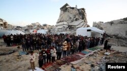 Palestinci na jutarnjoj bajramskoj molitvi u razrušenom gradu Džabijala u Pojasu Gaze, 30 mart 2025.