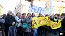 A PDSZ által szervezett demonstráció résztvevői az Országház előtti Kossuth Lajos téren 2022. március 19-én