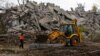 Багер работи на урнатините на зграда уништена во текот на руско-украинскиот конфликт во Мариупол, Украина под руска контрола, 9 ноември 2022 година.