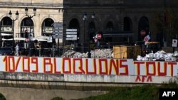 Graffiti cu chemarea „Să blocăm totul pe 10 septembrie” la Bordeaux, pictat de suporterii stângii, care vor o schimbare radicală după preconizata cădere a guvernului Bayrou.
