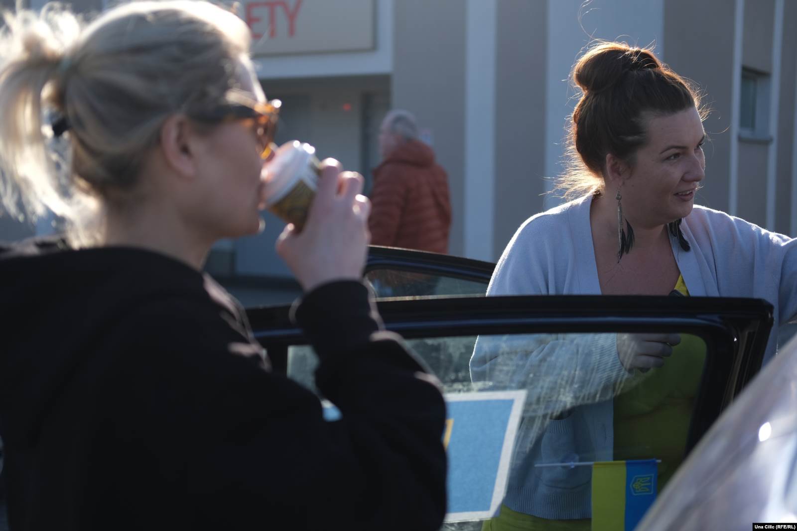 Ella i Katja tokom pauze od vožnje ka granici, 12. april 2022.