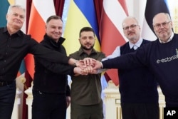 Liderii Lituaniei, Gitanas Nauseda (stânga), Poloniei, Andrzej Duda, Letoniei, Egils Levits, și Estoniei, Alar Karis, l-au vizitat, la Kiev, pe președintele Ucrainei, Volodimir Zelenski (centru).