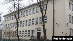 Prepirka oko višespratnice iz 1970-ih, koju građani Varšave nazivaju "špijunsko gnezdo", traje već godinu dana.