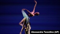 Руската балерина Олга Смирнова на пригоден настап за Украина во Неапол на 4 април.