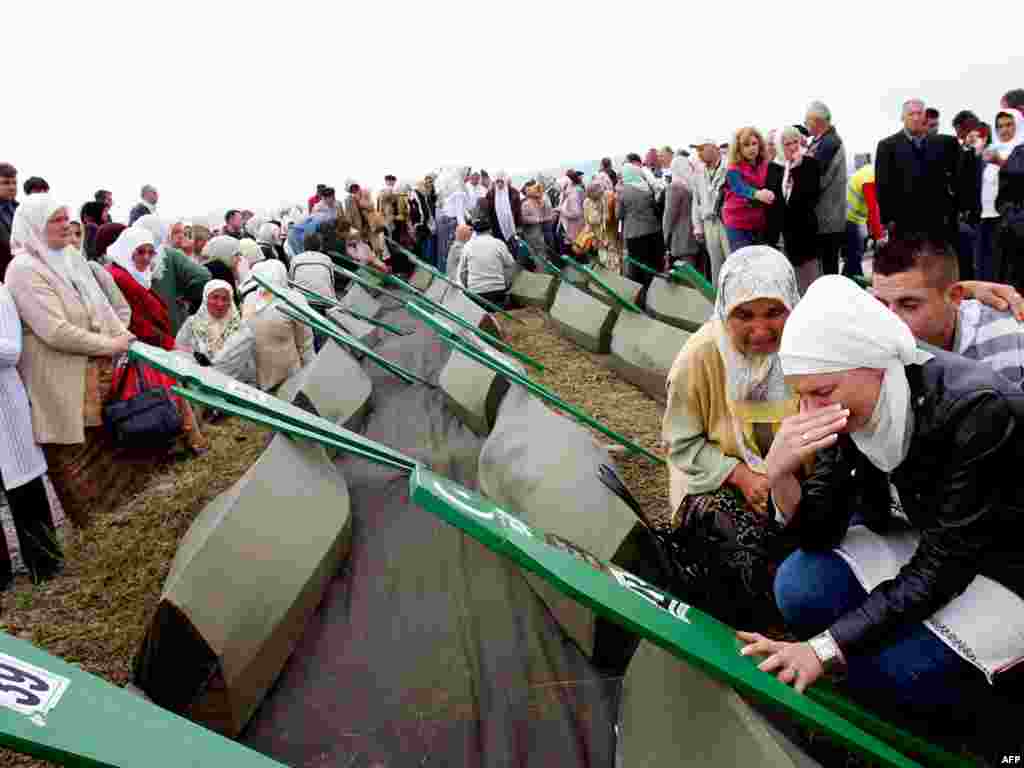 BiH - Masovna sahrana - Tijela 43-ojice muslimana koji su ubijeni u istočnoj Bosni 1992-e godine su ekshuminarana iz raznih masovnih grobnica. Pri tom je organizirana sahrana u selu Memići, blizu Zvornika.