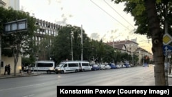 Полицейски бусовеи коли на бул. "Васил Левски" до централата на "ДПС – Ново начало"