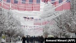 Flamuj amerikanë të vendosur në sheshet e Prishtinës. 14 dhjetor, 2018.