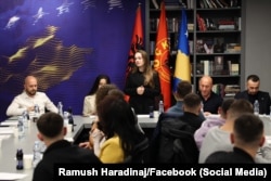 Amire Ajeti duke folur në një mbledhje me bashkëpartiakë.