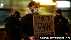 Orbánellenes lengyel tüntető Varsóban, Orbán Viktor november 30-i varsói látogatásakor.