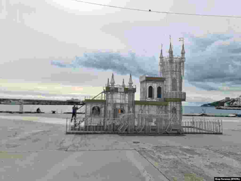 Инсталляция Ласточкиного гнезда на набережной Ялты