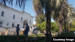 На сайте посольства РФ будет размещено предупреждение для российских граждан о том, что надо быть осторожными и бдительными, если они планируют свой отдых в Абхазии