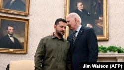 Presidenti amerikan, Joe Biden (djathtas), takohet me presidentin ukrainas, Volodymyr Zelensky, në Zyrën Ovale të Shtëpisë së Bardhë, në shtator 2023.