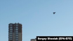 Dron leti iznad Kijeva, 17. oktobar 2022.
